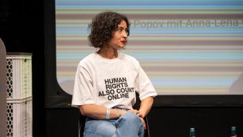 HateAid bietet psychologische und rechtliche Unterstützung für Menschen an, die im Internet diskriminiert, beleidigt, bedroht oder angegriffen werden. Im Oktober wurde von Anna-Lena von Hodenberg mit dem Bundesverdienstorden ausgezeichnet. 