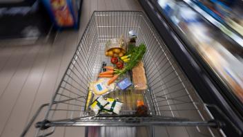 <p>Ein Einkaufswagen mit Lebensmitteln fährt in einem Supermarkt.  (zu dpa: «Diebe wollen volle Einkaufswagen aus Supermarkt schieben»)</p>