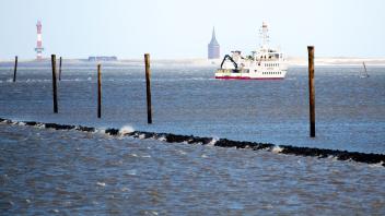 <p>Das Fährschiff „Harlingerland“ ist bei stürmischem Wetter während der Überfahrt nach Wangerooge im Wattenmeer auf der Nordsee unterwegs. (zu dpa: «Niedrigwasser beeinträchtigt Fährverkehr an Nordseeküste»)</p>