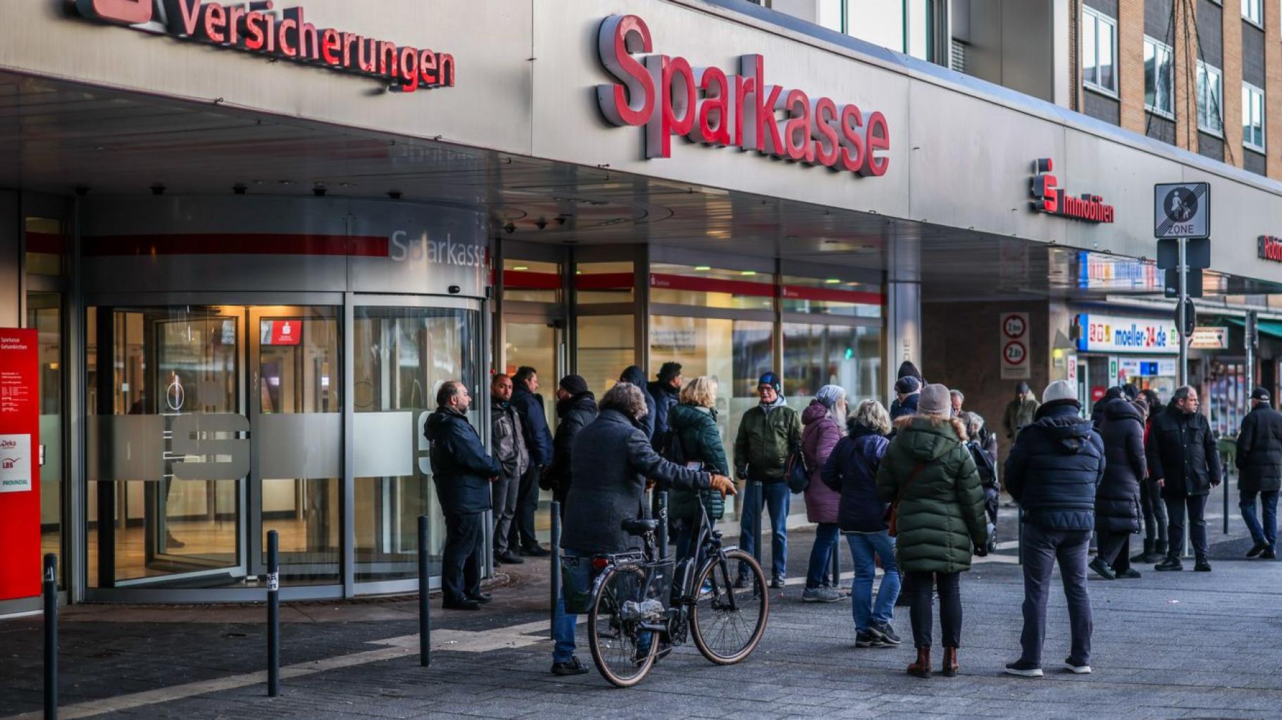 Stranke po vlomu v trezorje oblegale poslovalnico banke v Gelsenkirchnu