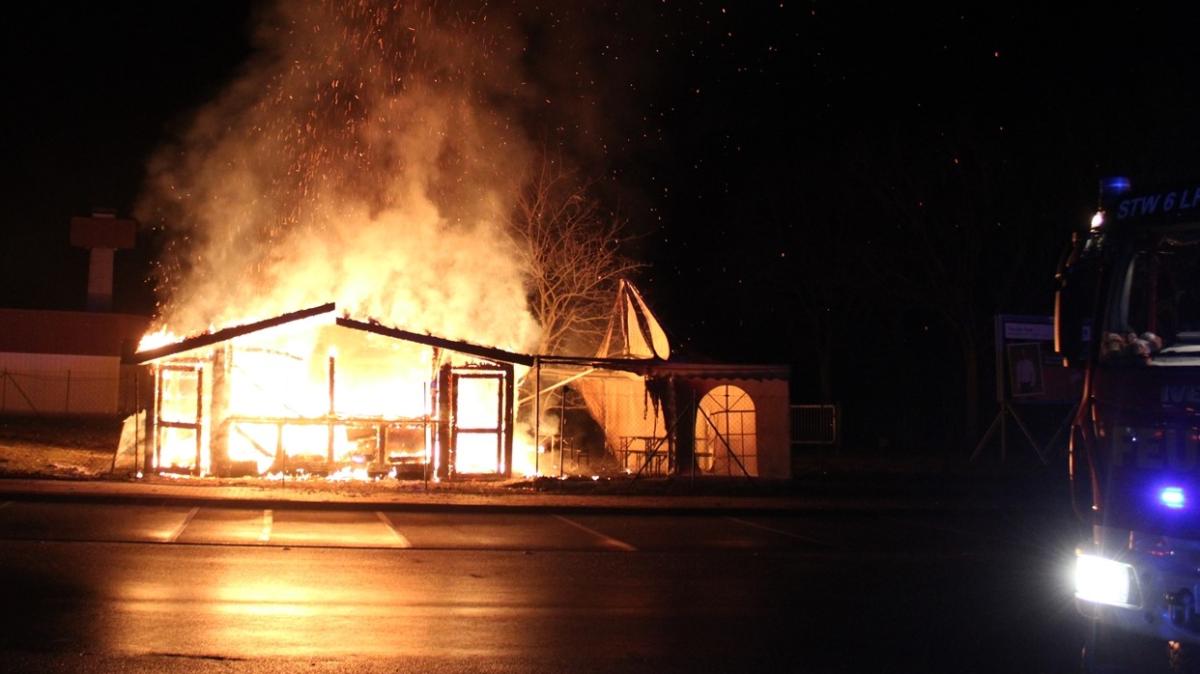 War-es-Brandstiftung-Imbiss-auf-Edeka-Parkplatz-in-Levern-vollst-ndig-ausgebrannt