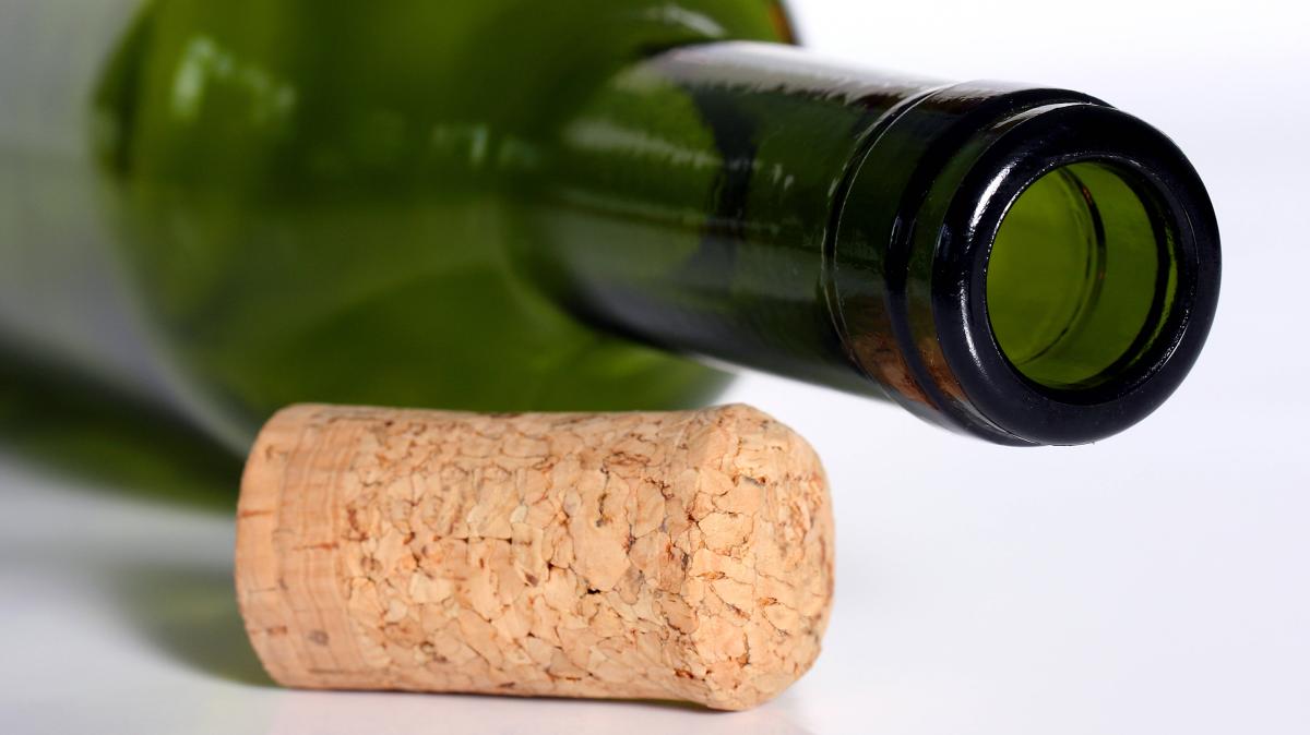 Weinflasche-mit-dem-Feuerzeug-ffnen-kann-das-funktionieren-