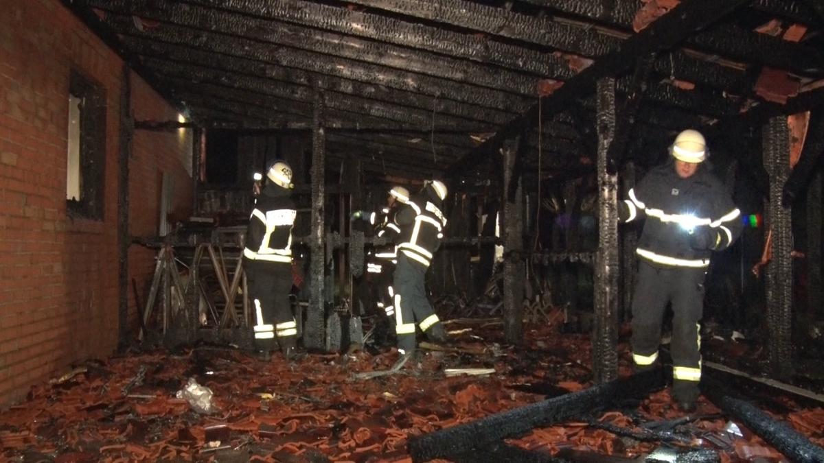 Mehrfamilienh-user-und-Carports-brennen-an-Neujahr-in-Gehrde