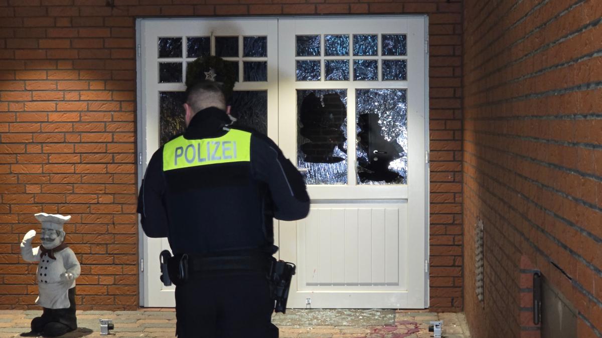 Mann-tritt-Eingangst-r-von-Gasthaus-in-Kettenkamp-ein-und-verletzt-sich-schwer