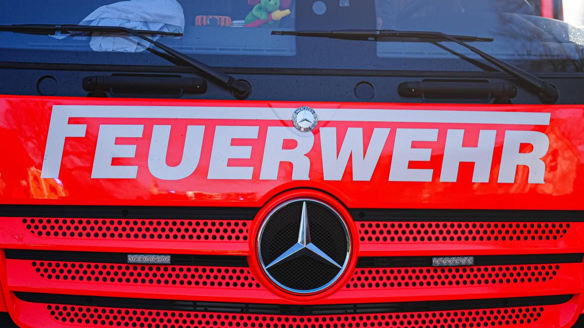 Toilettenh-uschen-an-der-Eisbahn-in-Georgsmarienh-tte-steht-in-Flammen