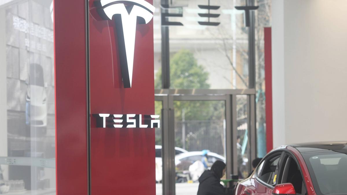 Verk-ufe-brechen-drastisch-ein-Tesla-liefert-weniger-Autos-aus