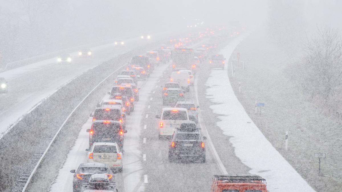 Ferienende: Stauchaos im Schneetreiben auf der A7 bei Flensburg