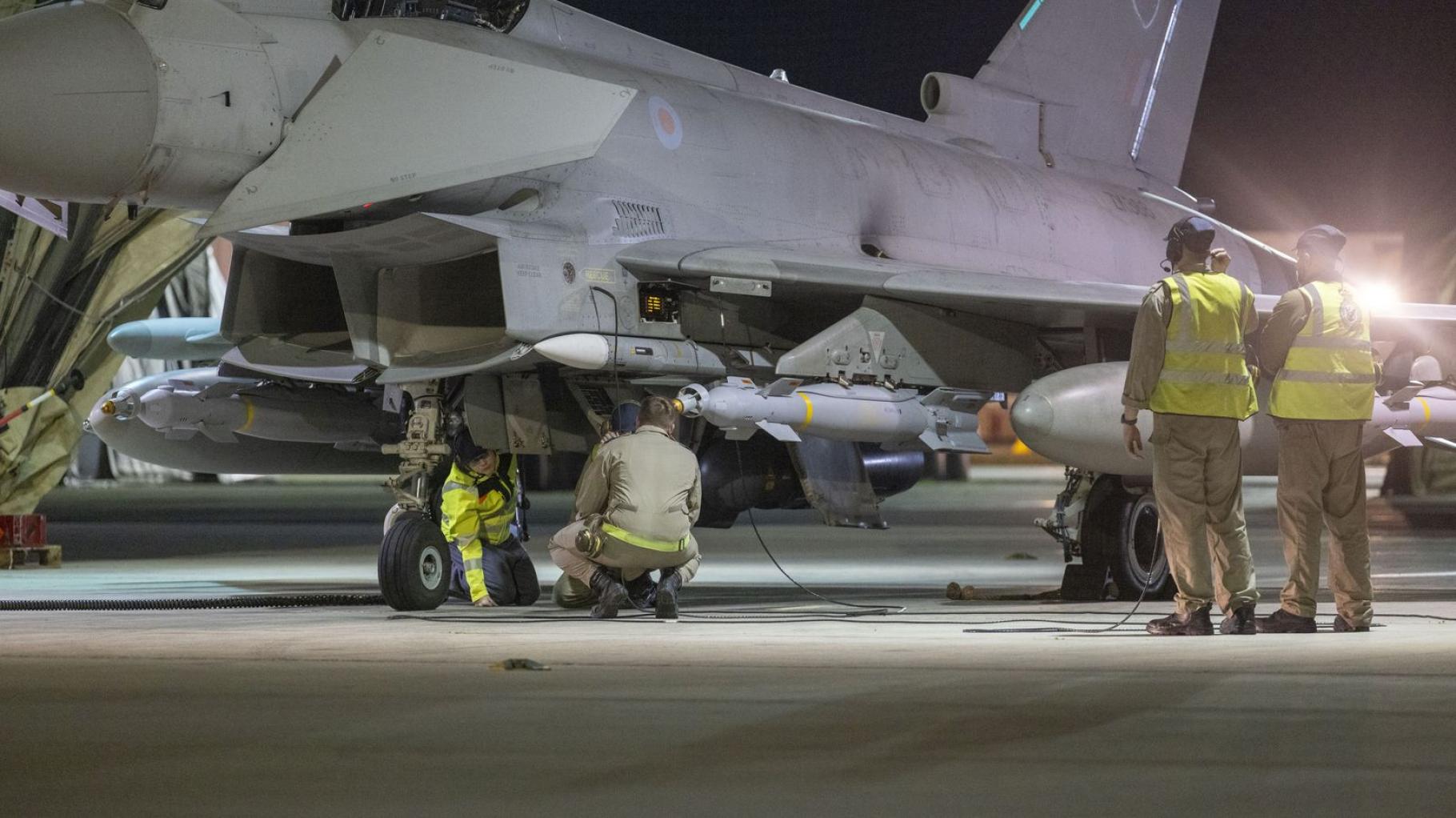 Britanske in francoske letalske sile napadle cilje IS v Siriji kljub vojaškemu porazu skupine