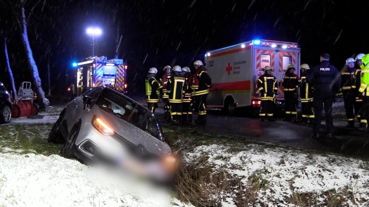 Auto-im-Graben-Frau-bei-Unfall-in-Bissendorf-am-Sonntag-schwer-verletzt