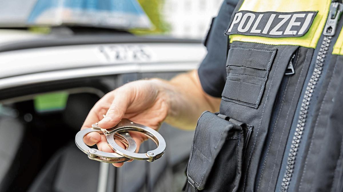 Jacke-zu-auff-llig-Mann-bei-Einbruchsversuch-in-Kindergarten-in-Haste-festgenommen