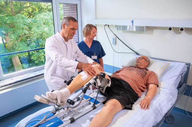 Dr. Rainer Kirchner behandelt Patienten mithilfe von ApolloKnee®. Dr. Rainer Kirchner behandelt Patienten mithilfe von ApolloKnee®.