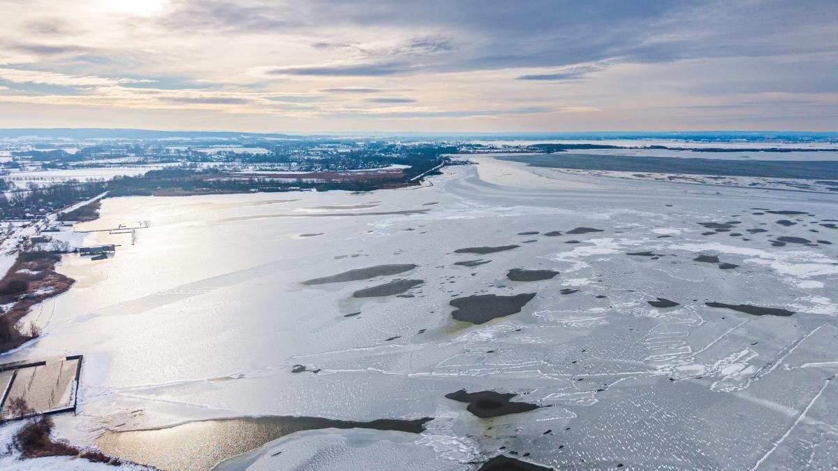 Luftaufnahmen-Der-D-mmer-See-in-frostigem-Gewand
