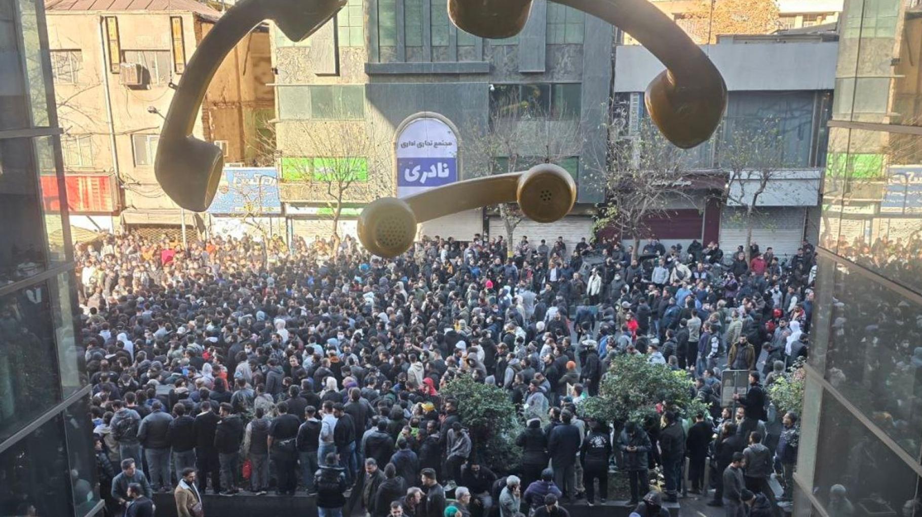 Massenproteste im Iran spitzen sich zu: „Tod dem Diktator“ – Trump droht