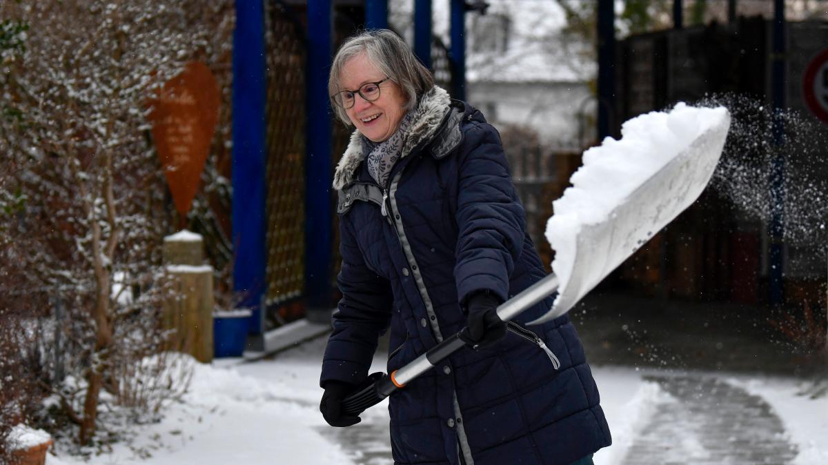 -rztin-warnt-Schneeschippen-kann-f-r-manche-Menschen-lebensgef-hrlich-sein