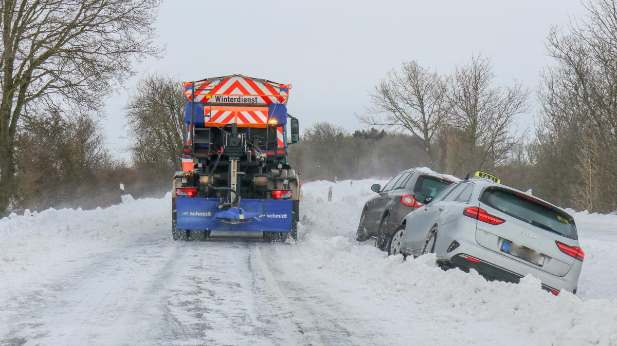 Winter Storm Elli: Cars Stuck in Schleswig-Flensburg