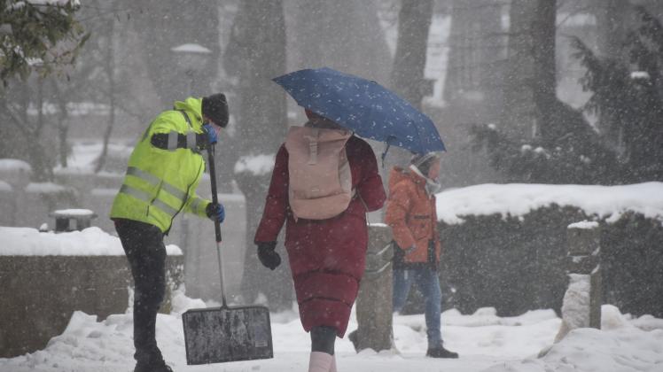 Am Freitag trauten sich die Menschen im Kreis Pinneberg nur vereinzelt nach draußen. Unser Foto entstand in Elmshorn.