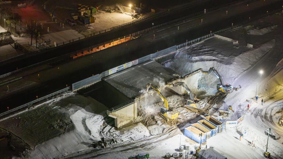 Schwere-Maschinen-im-Schnee-Br-ckenabriss-an-der-A30-bei-Ibbenb-ren