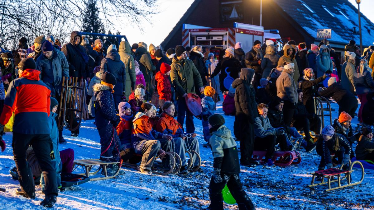 These are the most beautiful pictures of floodlit sledding in Glücksburg
