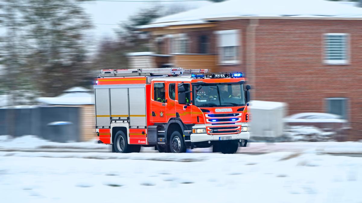 Feuerwehr-transportiert-Verletzte-auf-Trage-ber-Rodelpiste-in-Hagen-a-T-W-