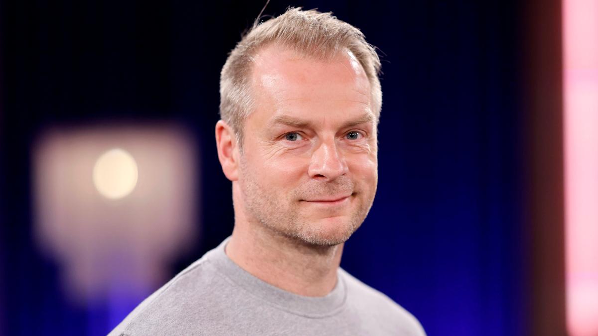 Hinnerk-Sch-nemann-ber-sein-Dorfleben-Filmk-sse-und-die-Frage-ob-man-Hunde-im-Krimi-t-ten-darf