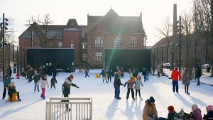 Ausflug nach Dänemark: Schlittschuhlaufen auf der Eisbahn in Apenrade.