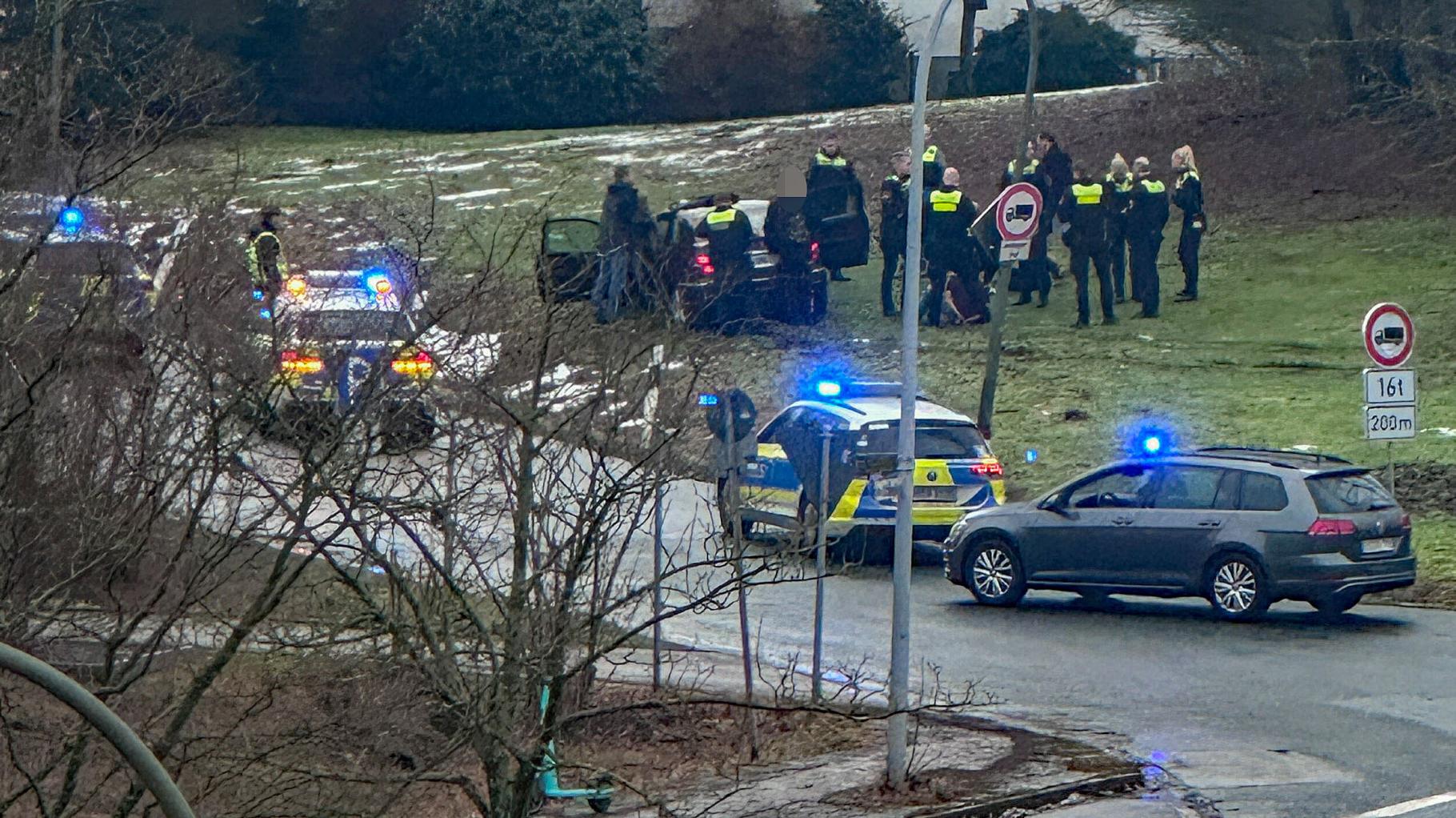 Spektakulärer Einsatz: Drei junge Männer rammen Streifenwagen in geklautem Auto