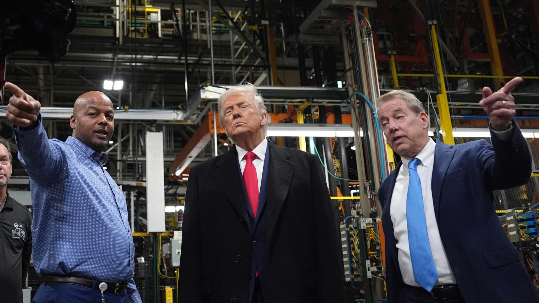 Eklat bei Werksbesuch im Video: Trump zeigt pöbelndem Ford-Mitarbeiter den Stinkefinger