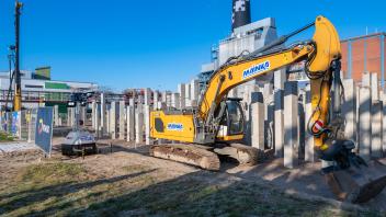 Auf Pfählen wird der Wärme-Akku errichtet.