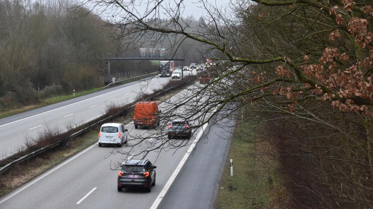 Die A23 wird in der Nacht auf Freitag, 23. Januar, in beide Richtungen für mehrere Stunden gesperrt. Fahrbahnarbeiten sind allerdings nicht der Grund.. Die A23 wird in der Nacht auf Freitag, 23. Januar, in beide Richtungen für mehrere Stunden gesperrt. Grund sind die Oberleitungen.