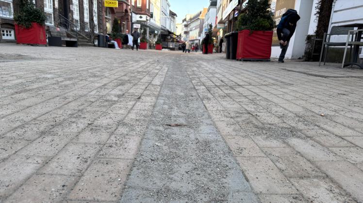 Die Fußgängerzone in Elmshorn: Der Sand knirscht unter den Füßen. r3r