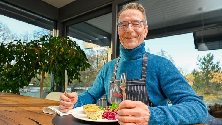 Matthias Riedl kocht gern. Denn nur so weiß er genau, was er auf dem Teller hat. Gemüse-Frittatas mit Rotkohlsalat gehören zu seinen Lieblingsrezepten. Dr. Matthias Riedl - gesunde Ernährung