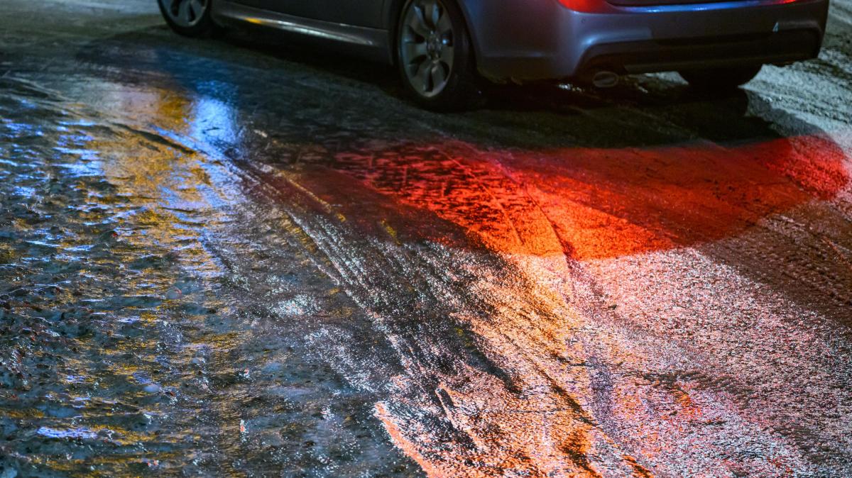 Vorsicht-auf-vereisten-Stra-en-Bremsweg-verl-ngert-sich-erheblich