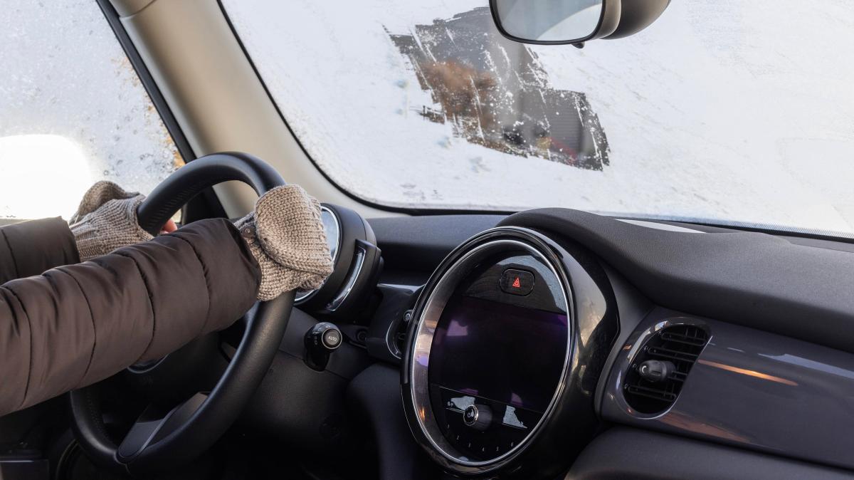 Frontscheibe-stark-vereist-Autofahrer-f-hrt-Fu-g-ngerin-in-Osnabr-ck-an