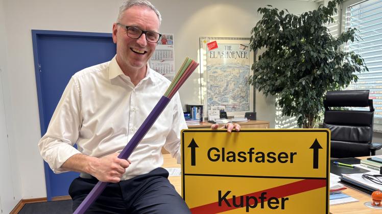 Elmshorns Stadtwerke-Chef Sören Schuhknecht hat gut Lachen. Mit dem flächendecken Glasfaserausbau sei die Stadt für die Zukunft gerüstet. fef