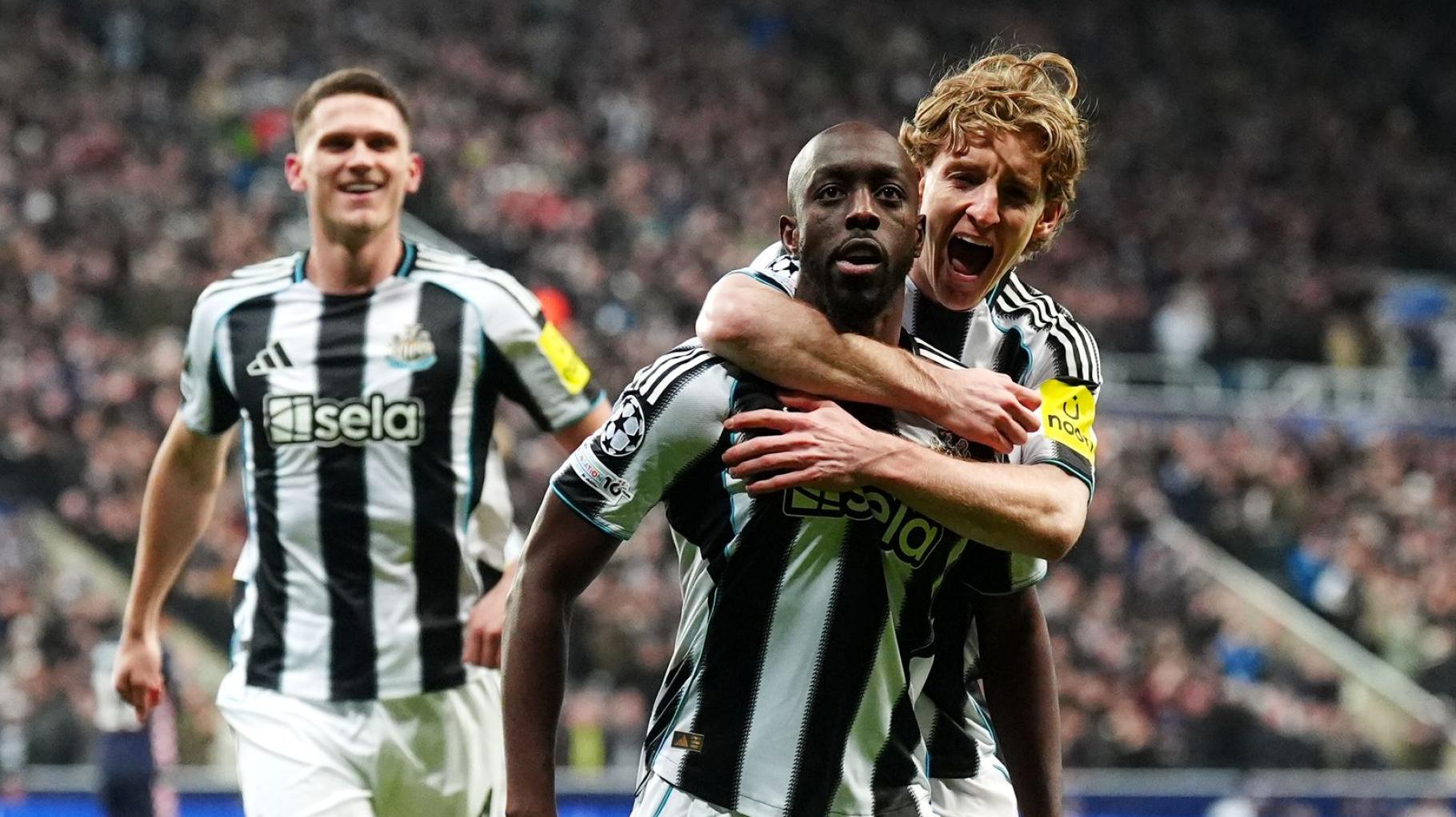 Newcastle bezwingt Eindhoven deutlich - Lewandowski trifft