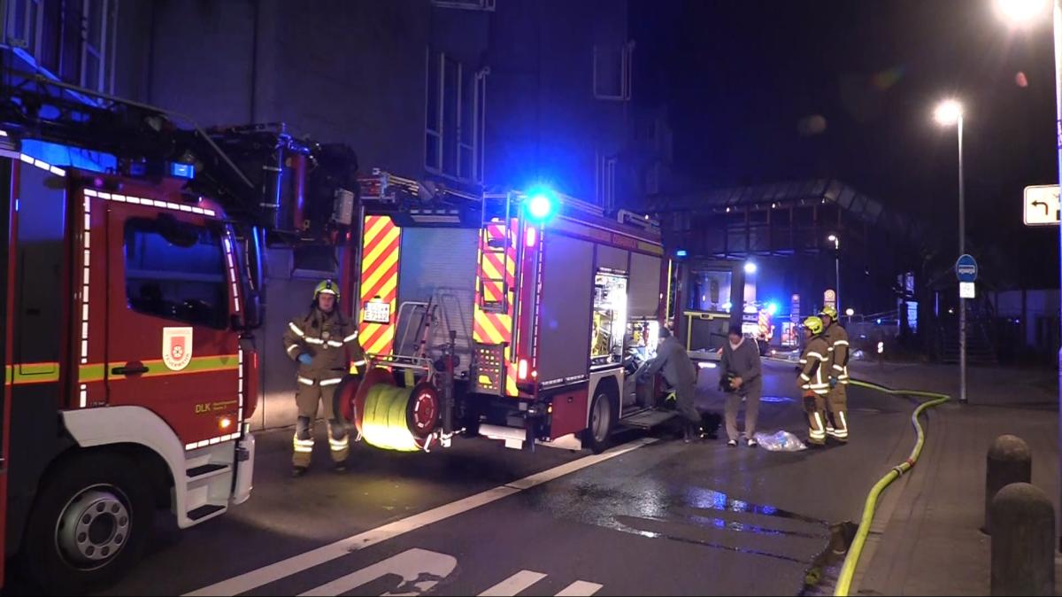 Rauch-und-Flammen-ber-der-Osnabr-cker-Nikolaigarage-Feuerwehr-rettet-Bewohner