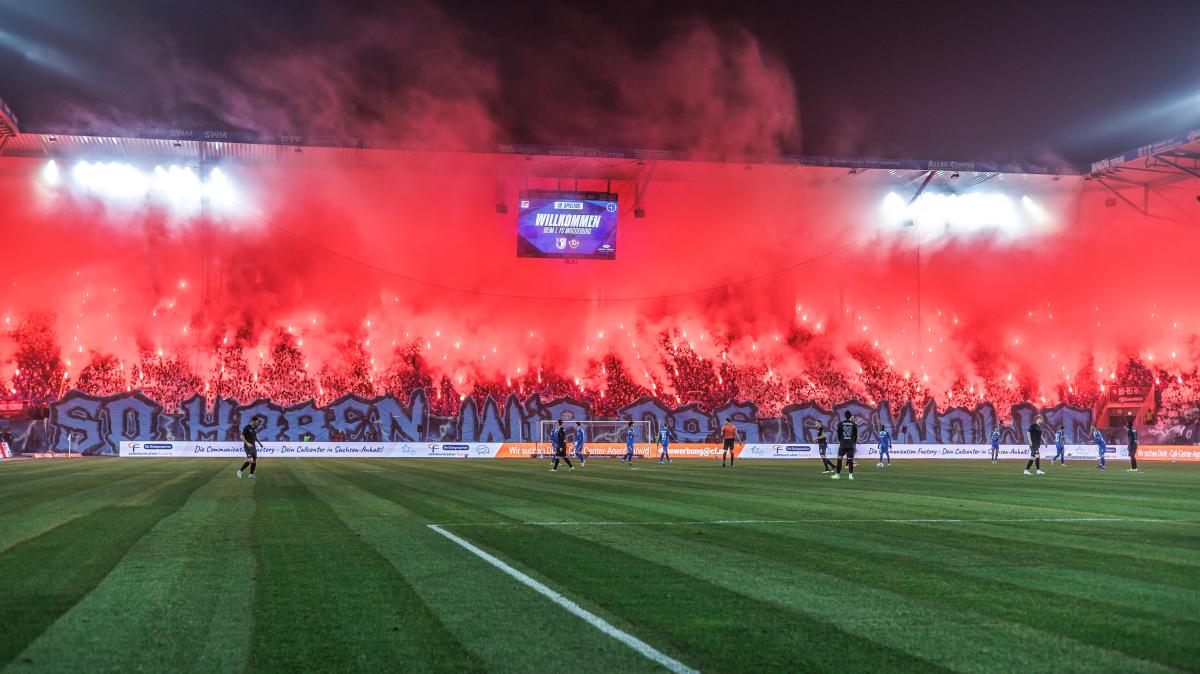 Ausschreitungen-bei-Zweitliga-Derby-Dutzende-Polizisten-angegriffen-und-verletzt-worden