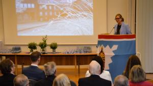 Bürgermeisterin Julia Fisauli-Aalto schlug in ihrer Neujahrsansprache einen dringlicheren Tonfall an als ihr Parteikollege Julian Fresch: „Die einschneidende weltpolitische Lage zwingt mich dazu, den gemeinsamen Blick zu erweitern. Denn sie beeinflusst das Leben von uns allen.“ Das Gefühl einer „tektonischen Machtverschiebung“ erreiche Wedel „wie ein Tsunami an unserem Elbufer“ und „hinterlässt etwas in uns allen: Eine tiefe Verunsicherung“, resümierte Fisauli-Aalto. „Eine Verunsicherung, die Populismus begünstigt und Extreme fördert. Die Menschen in digitale Blasen treibt, so dass sie den analogen Raum für einen offenen und ehrlichen Austausch verlassen. Eine Verunsicherung, die sogar in anonymen Drohungen endet.“ Auf den ersten Blick ein Widerspruch zu der Rede des Stadtpräsidenten – Fresch hatte wenige Minuten zuvor noch betont, der Ton sei „sachlicher“ geworden. Dass der Bürgermeisterin derartige Worte schwer fallen würden, war abzusehen: Erst am Montag, 19. Januar, hatte sie an gleicher Stelle den Mitgliedern des Haupt- und Finanzausschusses mitgeteilt, dass im Rathaus künftig ein Sicherheitsdienst für Ordnung sorgen werde – Hintergrund seien mehrere Angriffe auf Mitarbeiterinnen.