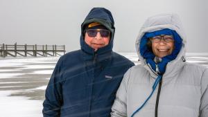 Doris Weiland und Martin Schmidt aus dem nordhessischen Donnershag genießen die besonderen Momente am verschneiten Ordinger Strand.