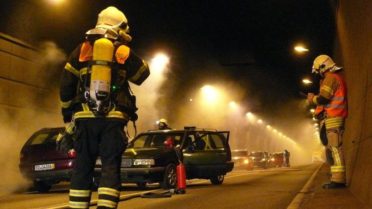 Feuerwehr-Übung Rendsburg: Taktik bei Brand im Kanaltunnel (B77)