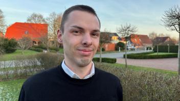 Peter Jacobs vor seiner Wohnung in Utgast. 