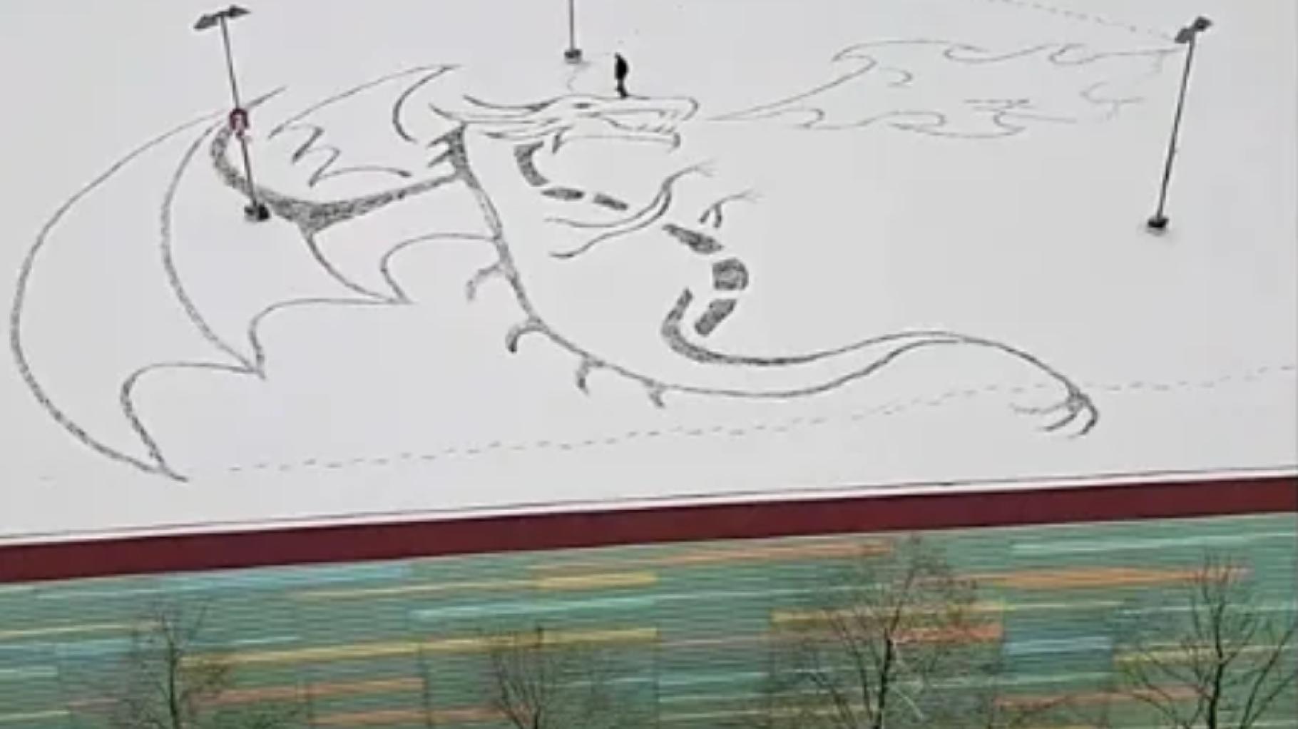 Riesiges Schneekunstwerk in Hamburg: Unbekannter zeichnet 30 Meter breiten Drachen auf Parkhausdach