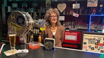 Gaby Weiß führt die Bahnhofskneipe in Ahlhorn seit mehr als 30 Jahren. 