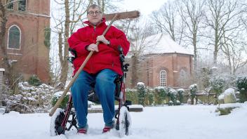 Henny Deterts in ihrem Garten in Pewsum im Rollator