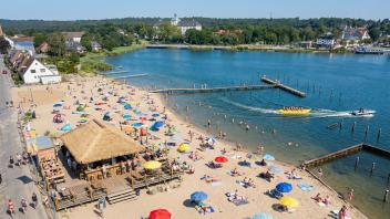Ist das wirklich Schleswig? Nein! Aber so könnte er aussehen, der neuen Stadtstrand unterhalb des Wikingturms.