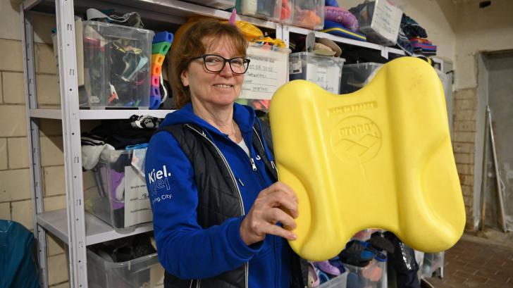 Katja Burkhart arbeitet seit fast einem Jahrzehnt im Kieler Fundbüro in der Fabrikstraße.