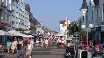 Die Einkaufsmeile in den 1990-er Jahren: Als die Friedrichstraße noch den alten Pflasterbelag hatte.
