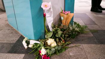 Am Donnerstagabend hatte ein Mann am Bahnsteig nach einer Frau gegriffen und sich mit ihr vor den Zug gestürzt.