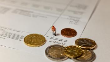 Euro-Münzen auf Abrechnungsdokument mit Auszahlungsbetrag