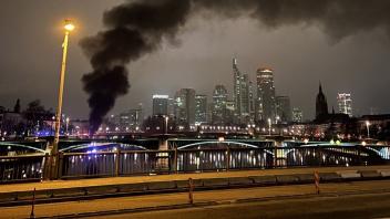 <p>Ein brennender Reisebus am Frankfurter Mainufer sorgt für eine weithin sichtbare Rauchsäule. Verletzt wurde laut Feuerwehr niemand. (zu dpa: ««Sind fassungslos»: Bus von Viertligist Halle angezündet»)</p>